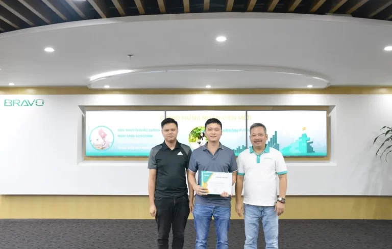 Thưởng nóng nhóm CBNV Kỹ thuật Triển khai tháng 8