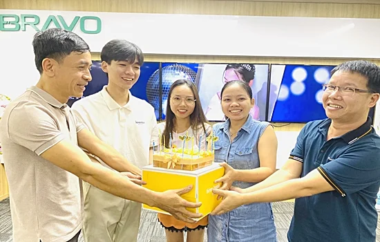 Trao các giải thưởng tháng 5 và sinh nhật CBNV tháng 6