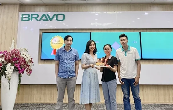 Trao cúp NVXS tháng 4 và sinh nhật CBNV tháng 5