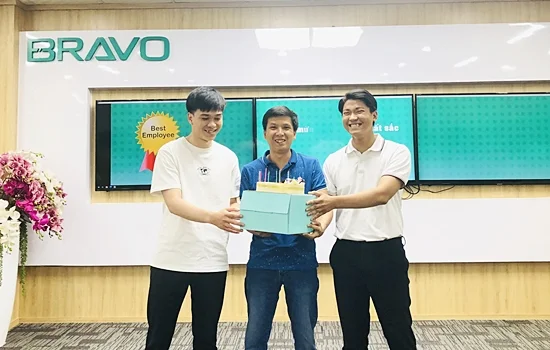 Trao cúp NVXS tháng 6 và sinh nhật CBNV tháng 7