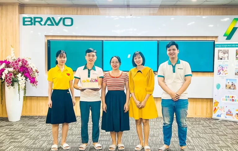 Trao cúp NVXS tháng 7 và sinh nhật CBNV tháng 8