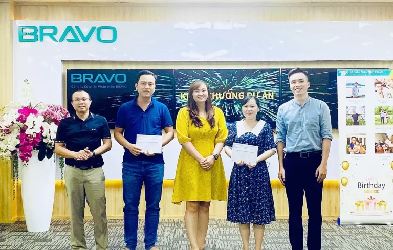 Trao cúp NVXS tháng 8, khen thưởng nóng và sinh nhật CBNV tháng 9