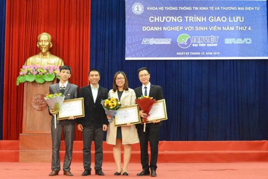 Trao tặng học bổng và giao lưu cùng sinh viên Đại học Thương Mại