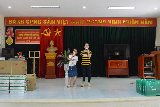 Mở đầu là những tiết mục văn nghệ 