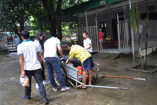 Họ tận tình giúp đoàn vận chuyển những gói quà, thùng sữa… đến từng nhà