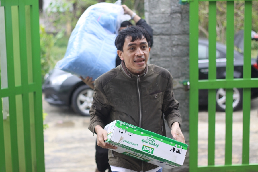 Hồ hởi mang những món quà