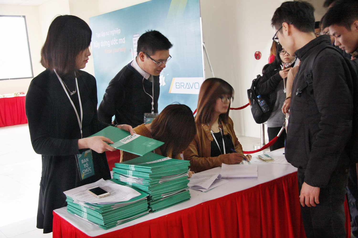 Các bạn sinh viên có mặt từ rất sớm để check-in