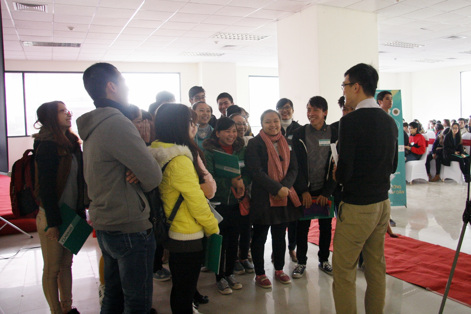 Cùng người dẫn đường tham quan công ty