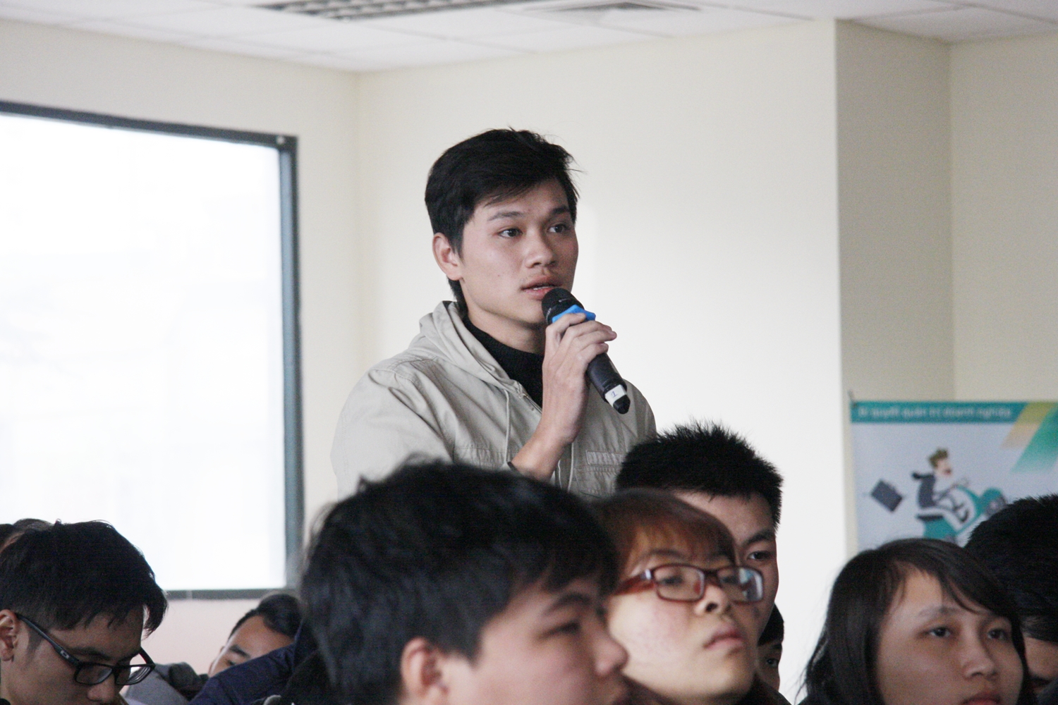 Nhiệt tình đặt ra các câu hỏi