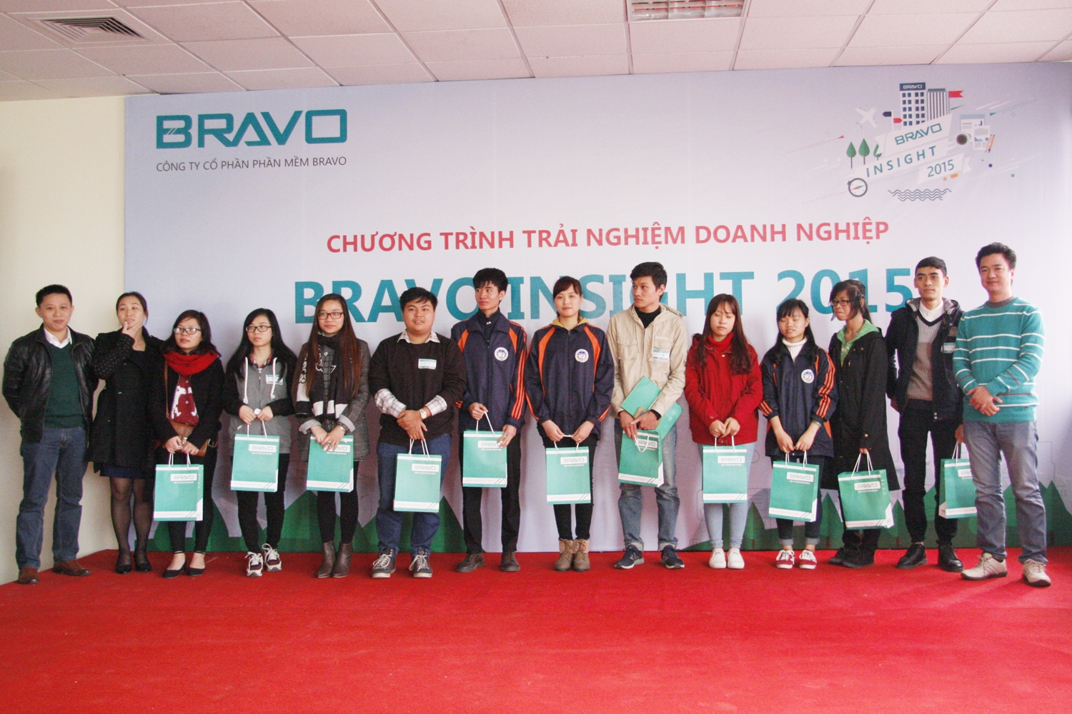 Tặng quà cho các bạn sinh viên nhiệt tình tham gia chương trình