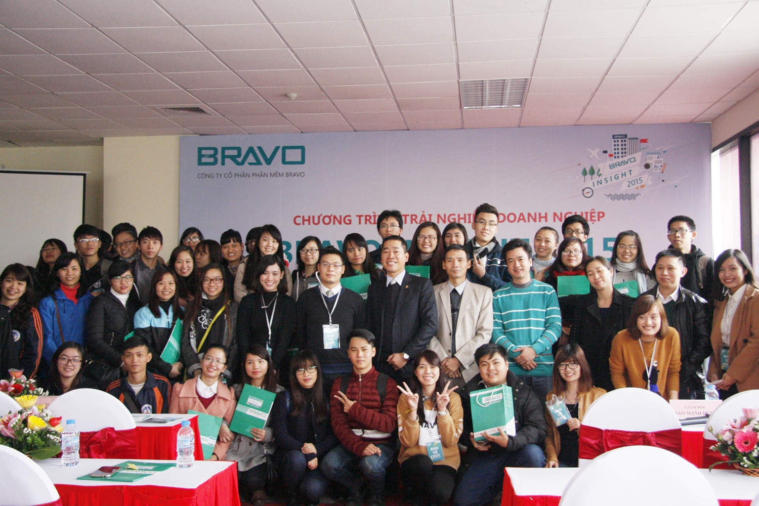 Chụp ảnh lưu niệm thầy trò khoa Tin học Kinh tế và Ban tổ chức