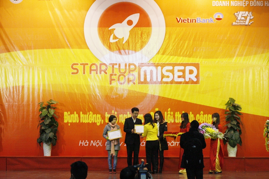 Trao tặng Chứng nhận cho các Nhà tài trợ và doanh nghiệp đồng hành