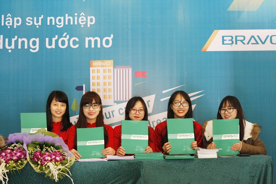 Các bạn sinh viên hào hứng với bàn tuyển dụng của BRAVO