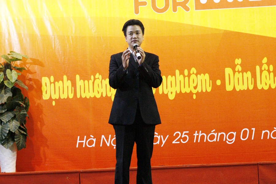 Anh Ninh Ngọc Hiếu phát biểu khai mạc chương trình buổi chiều
