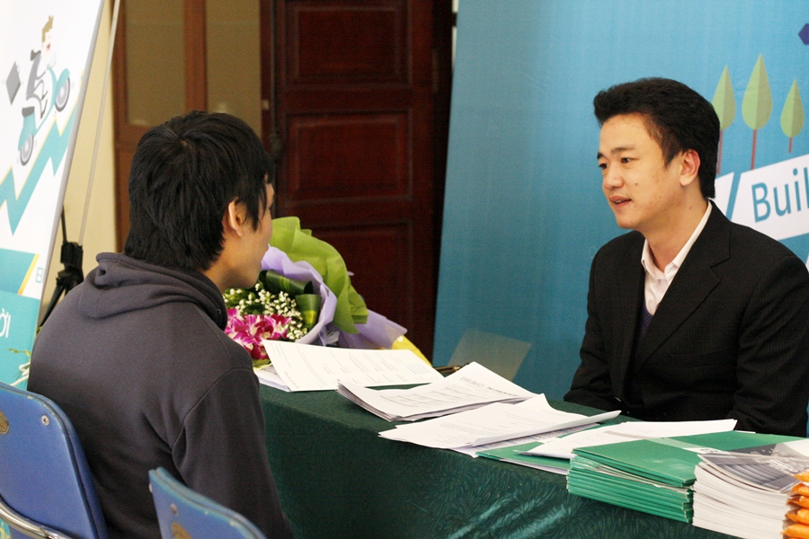 Tham gia phỏng vấn tại bàn tuyển dụng của BRAVO