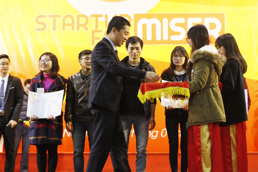 Trao giải cho 5 bạn sinh viên xuất sắc nhất