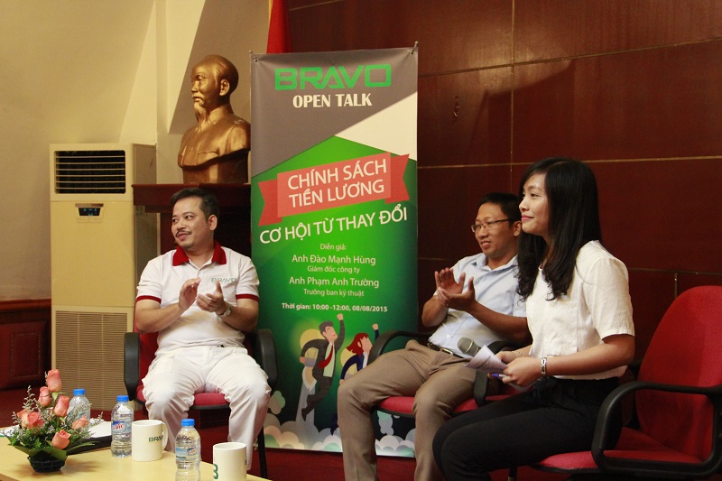 MC khai mạc chương trình với 2 diễn giả