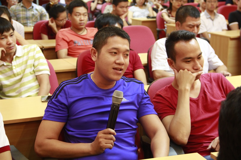 Anh Thành Ngọc Linh đưa ra những câu hỏi 