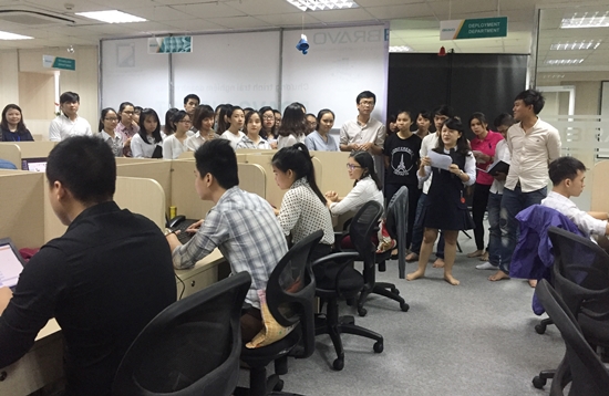 Chị Phạm Lê Minh Hiếu giới thiệu tới các bạn sinh viên về môi trường làm việc tại mỗi phòng ban