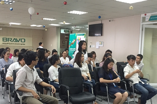 Các bạn sinh viên rất hào hứng đặt câu hỏi