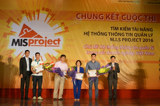 Đại diện BRAVO - ông Ninh Ngọc Hiếu, cùng các nhà tài trợ lên nhận hoa và quà từ phía BTC