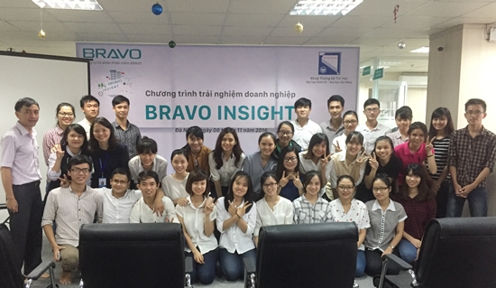 Hai bên vui vẻ cùng nhau chụp ảnh kỷ niệm