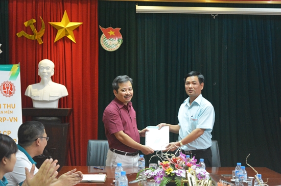 Đại diện BRAVO – ông Đào Mạnh Hùng trao giấy Chứng nhận bản quyền phần mềm