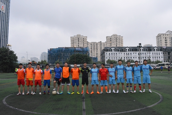 Các cầu thủ ra sân thi đấu