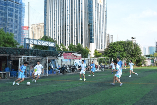 Nhiều tình huống nguy hiểm được cầu thủ cả 2 đội tạo ra