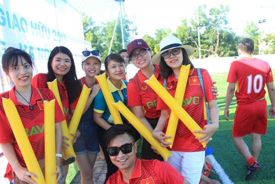 CĐV BRAVO-ĐN mặc màu áo của đội mình, hết mình cổ vũ cho các tuyển thủ