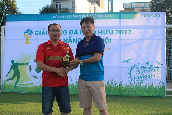 Trao cúp lưu niệm của trận bóng đá giao hữu