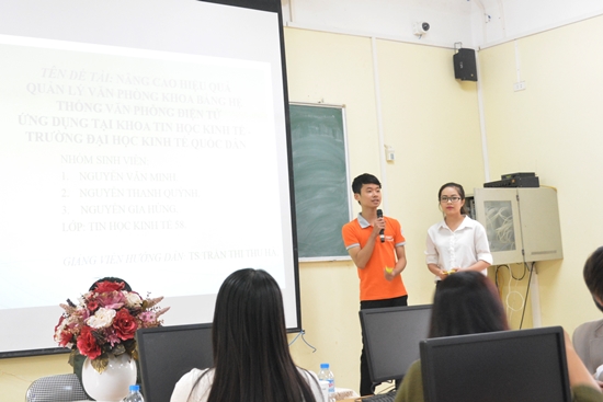 Các bạn sinh viên rất tự tin trong phần thuyết trình