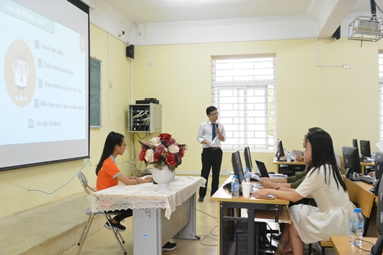 Các bạn sinh viên rất tự tin trong phần thuyết trình