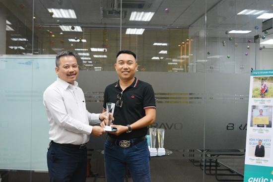 Anh Nguyễn Quốc Hoàn vui mừng nhận cúp NVXS tháng 3