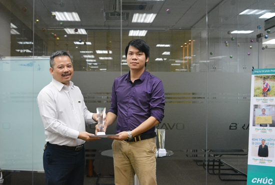 Anh Bùi Tiến Vượng nhận cúp NVXS tháng 3