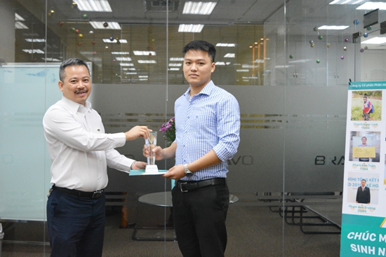 Anh Nguyễn Xuân Dũng đón nhận cúp NVXS tháng 3