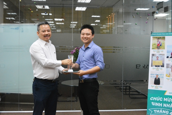 Anh Hoàng Mạnh Hùng nhận cúp NVXS tháng 3