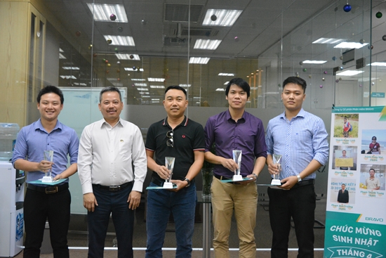 Các thành viên được trao cúp NVXS tháng 3