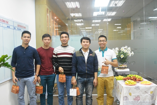 Vui mừng nhận quà tặng 