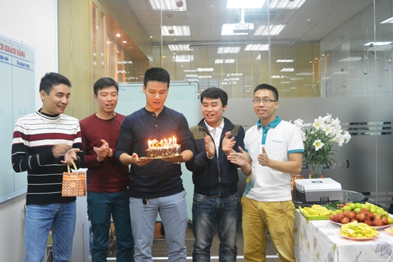 Cùng nhau thổi nến và nhận những lời chúc tốt đẹp từ mọi người