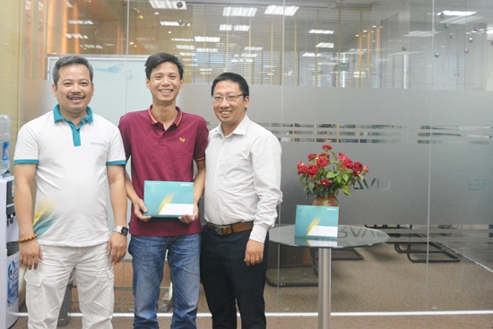 Khen thưởng cho nhóm Kỹ thuật triển khai dự án hợp đồng cung cấp phần mềm BRAVO cho Công ty Cổ phần Phân đạm và Hóa chất Hà Bắc