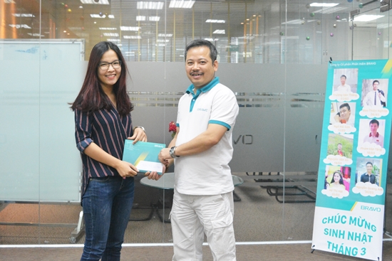 GĐ. Anh Đào Mạnh Hùng khen thưởng CBNV thực hiện ký kết hợp đồng với Công ty TNHH Thương mại BOO