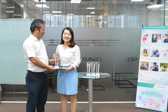 Chị Lê Thị Hòa vui mừng nhận Cúp NVXS tháng 4