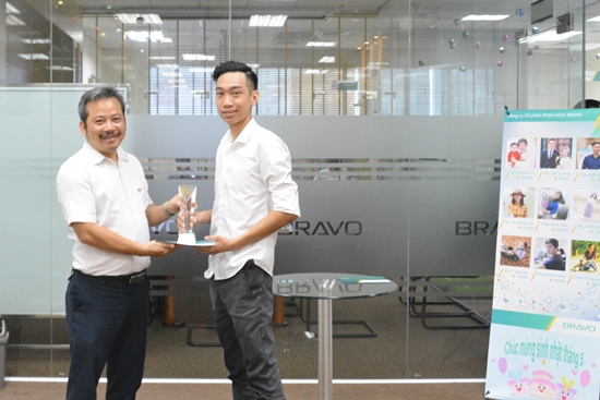 Anh Trần Hoài Nam đã vinh dự lần đầu nhận Cúp NVXS