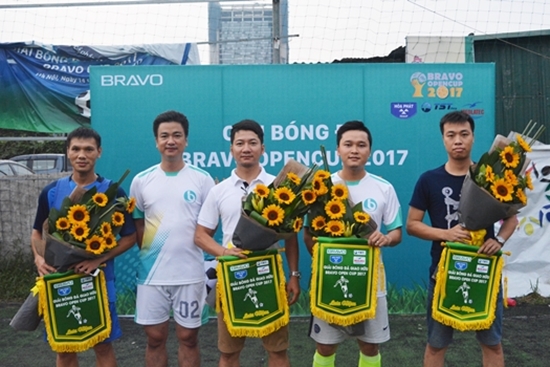 Trao cờ, tặng hoa và lưu niệm cho đại diện mỗi đội bóng