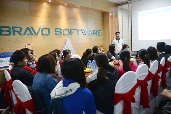 Các bạn sinh viên chăm chú lắng nghe những chia sẻ từ anh Ninh Ngọc Hiếu