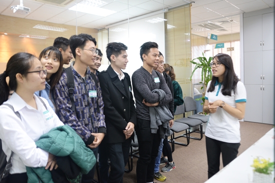 Các bạn sinh viên thăm quan văn phòng làm việc BRAVO-HN