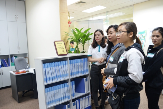 Các bạn sinh viên thăm quan văn phòng làm việc BRAVO-HN