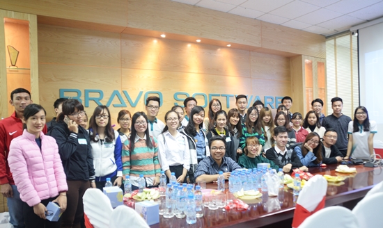 Các bạn sinh viên thăm quan văn phòng làm việc BRAVO-HN