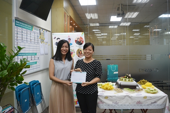 Chị Ngô Thị Hạnh vui mừng đón nhận giải thưởng